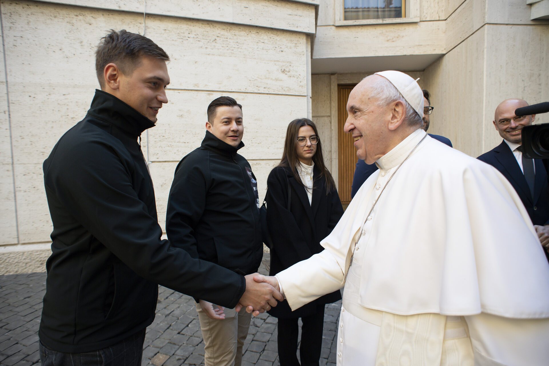 Daniel Grzyb wita się z papieżem Franciszkiem