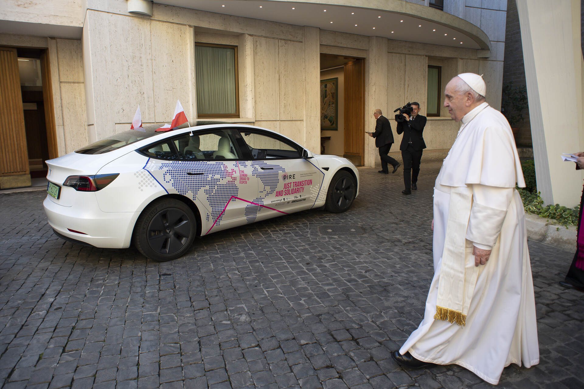 Papież Franciszek przy Tesli w barwach Just Transition and Solidarity